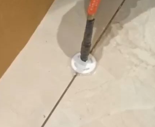 石家庄市瓷砖空鼓维修公司专业解答瓷砖在铺贴过程中，如果没有涂抹均匀到位的粘结材料（如水泥砂浆或瓷砖胶），可能会导致以下问题