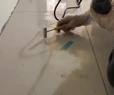 石家庄市瓷砖开裂维修公司专业分享瓷砖在铺贴前如果没有沥干水分，将会导致以下问题